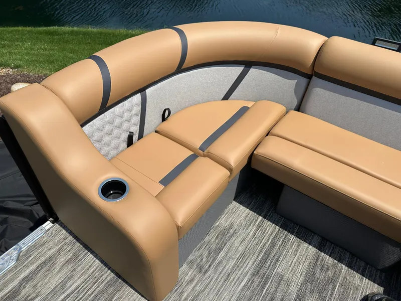 Slide: The Image of Crest Classic 200 SLC 2025 - 14