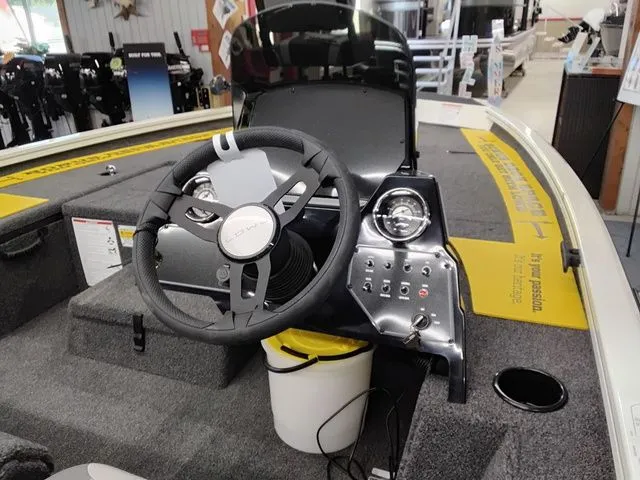 Slide: The Image of Lowe Stinger 175C 2025 - 5