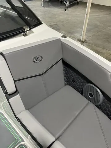 Slide: The Image of Cobalt R8 Surf 2024 - 10