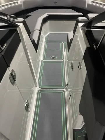 Slide: The Image of Cobalt R8 Surf 2024 - 13