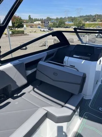 Slide: The Image of Cobalt R8 Surf 2024 - 14