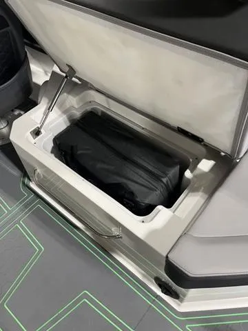 Slide: The Image of Cobalt R8 Surf 2024 - 15