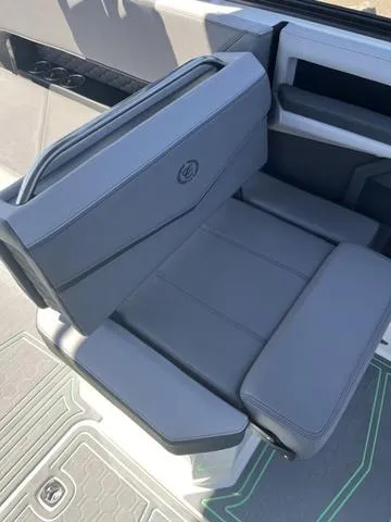 Slide: The Image of Cobalt R8 Surf 2024 - 24