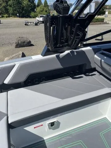 Slide: The Image of Cobalt R8 Surf 2024 - 26