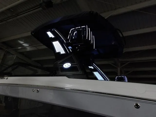 Slide: The Image of Cobalt R8 Surf 2024 - 35