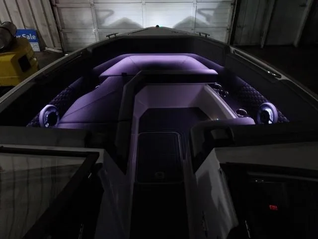 Slide: The Image of Cobalt R8 Surf 2024 - 39