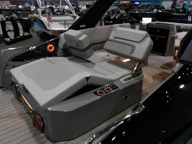 Slide: The Image of Harris Crowne 250 SL 2025 - 16