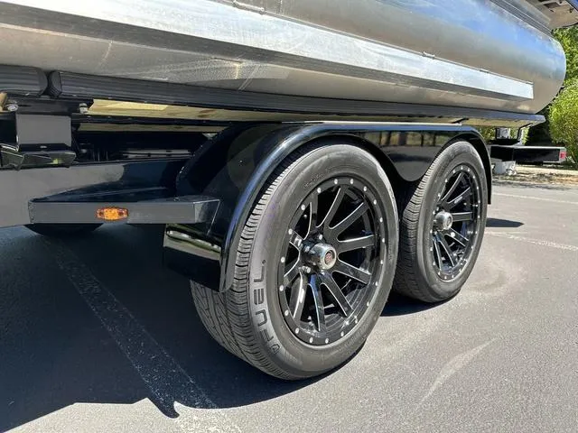 Slide: The Image of Harris Solstice 230 SL 2025 - 12