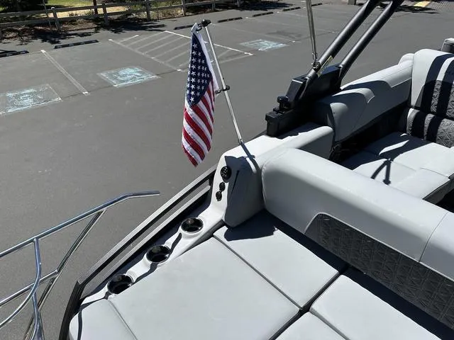 Slide: The Image of Harris Solstice 230 SL 2025 - 13