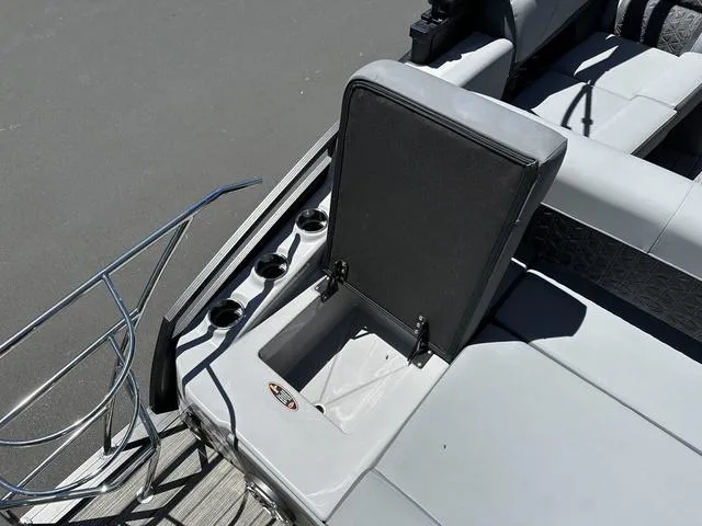 Slide: The Image of Harris Solstice 230 SL 2025 - 14
