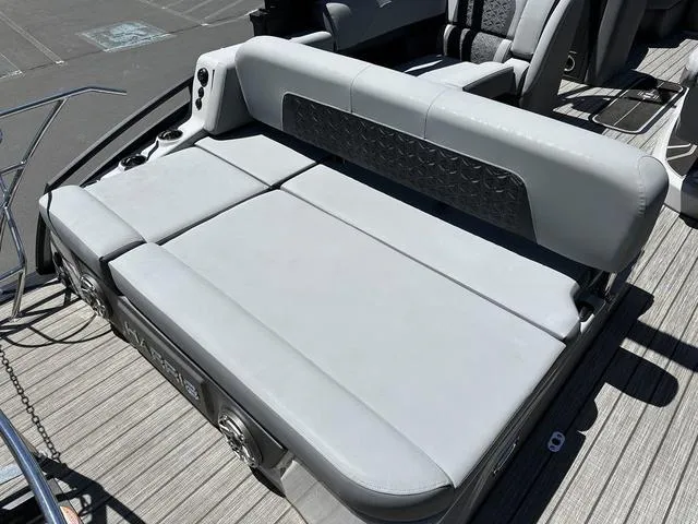 Slide: The Image of Harris Solstice 230 SL 2025 - 17