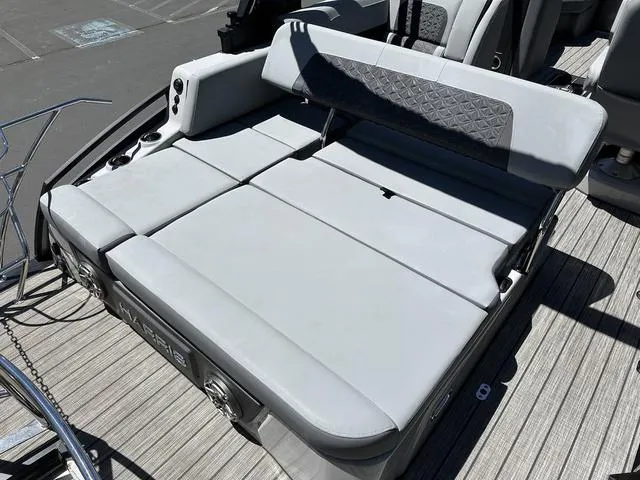 Slide: The Image of Harris Solstice 230 SL 2025 - 18