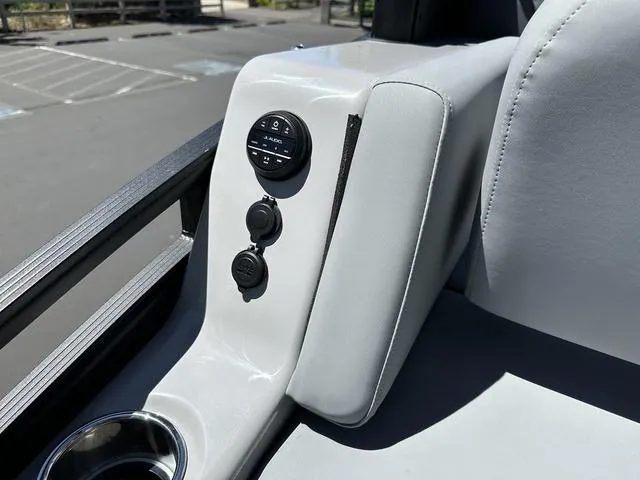 Slide: The Image of Harris Solstice 230 SL 2025 - 19