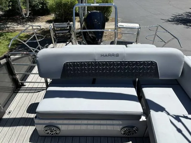 Slide: The Image of Harris Solstice 230 SL 2025 - 24