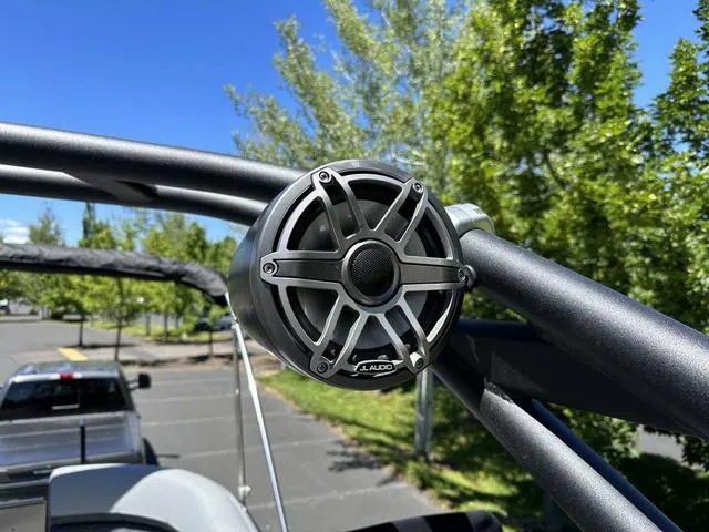 Slide: The Image of Harris Solstice 230 SL 2025 - 26