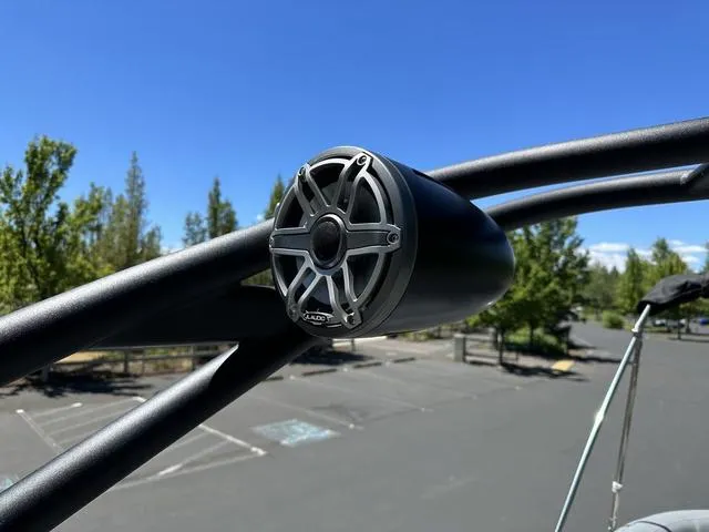 Slide: The Image of Harris Solstice 230 SL 2025 - 27