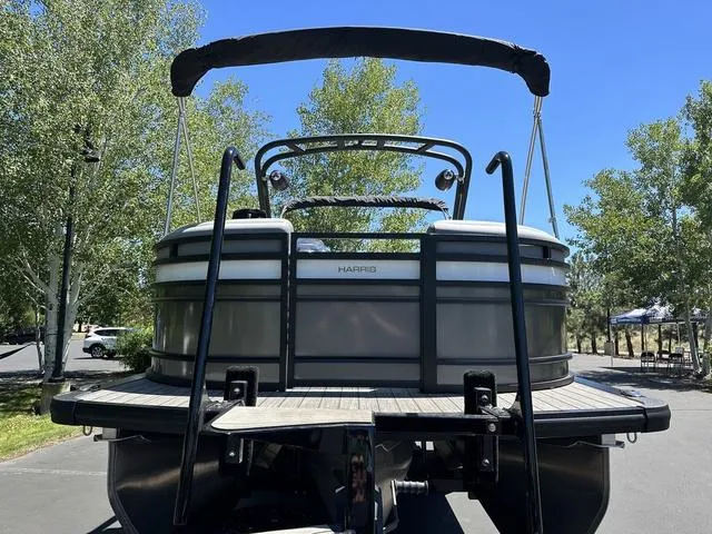 Slide: The Image of Harris Solstice 230 SL 2025 - 3