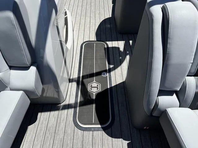 Slide: The Image of Harris Solstice 230 SL 2025 - 32