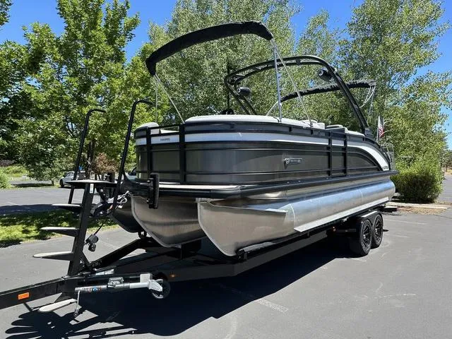 Slide: The Image of Harris Solstice 230 SL 2025 - 4