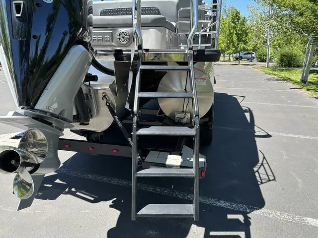 Slide: The Image of Harris Solstice 230 SL 2025 - 8