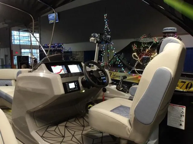 Slide: The Image of Harris Grand Mariner 230 SL 2025 - 17