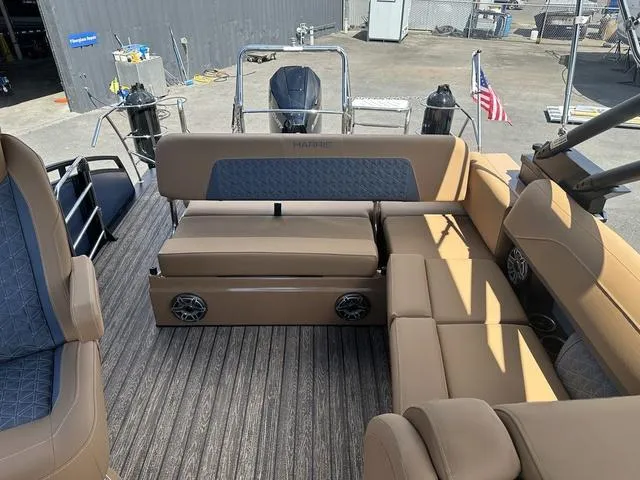 Slide: The Image of Harris Solstice 230 SL 2025 - 25