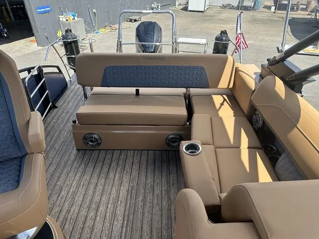Slide: The Image of Harris Solstice 230 SL 2025 - 26