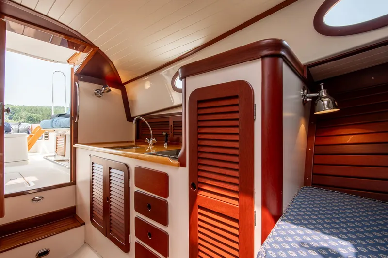 Slide: The Image of Hinckley Yachts Picnic Boat Classic 1995 - 35