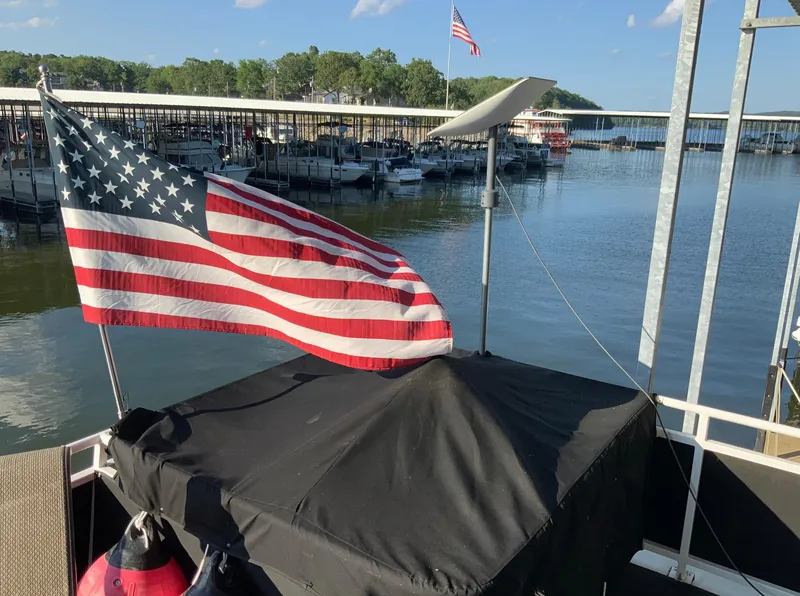 Slide: The Image of American flag on 2007 Skipperliner 640 boat docked at marina. - 20