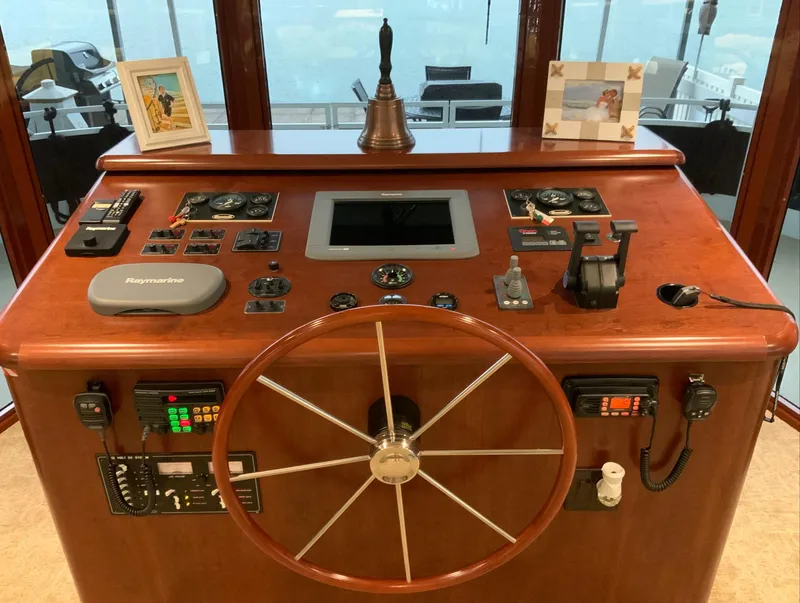 Slide: The Image of Helm of 2007 Skipperliner 640 with wooden wheel and navigation controls. - 21