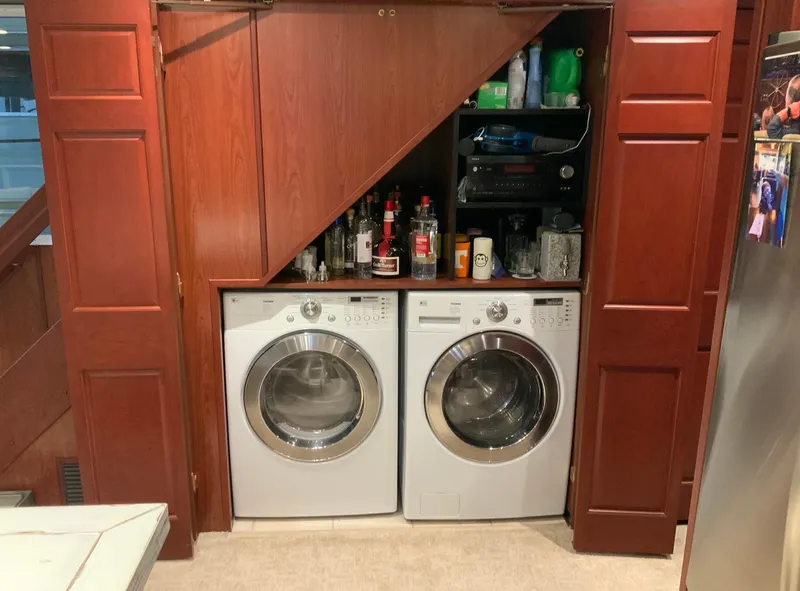 Slide: The Image of Laundry area with washer, dryer, and storage in a 2007 Skipperliner 640 boat. - 31