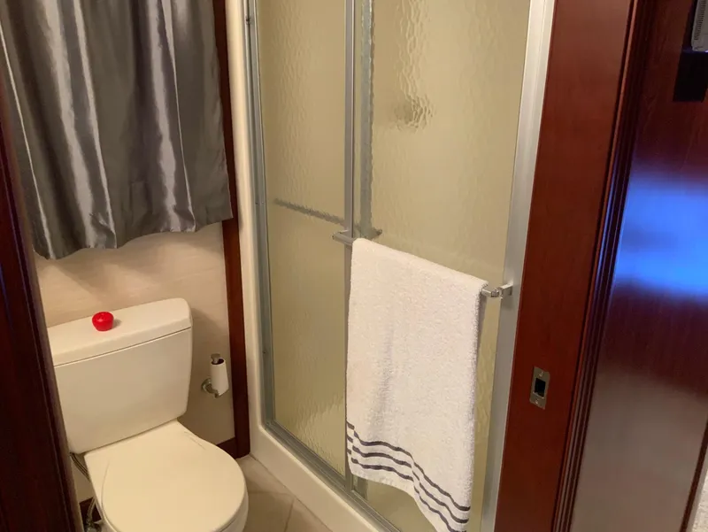 Slide: The Image of Bathroom interior of 2007 Skipperliner 640 with shower and toilet. - 33