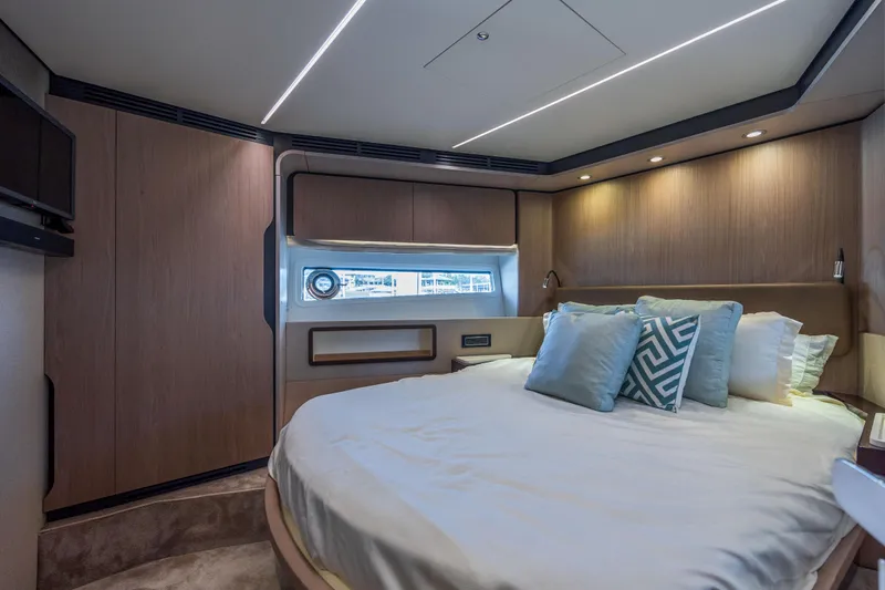 Slide: The Image of Azimut Fly 72 2021 - 63