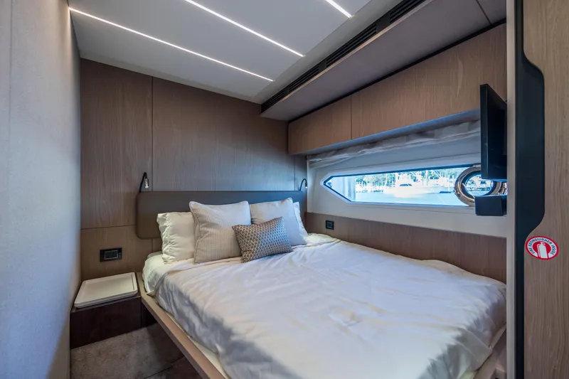 Slide: The Image of Azimut Fly 72 2021 - 71