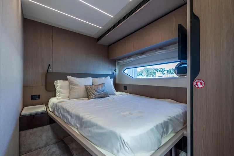 Slide: The Image of Azimut Fly 72 2021 - 72