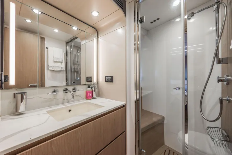 Slide: The Image of Azimut Fly 72 2021 - 74