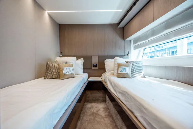 Slide: The Image of Azimut Fly 72 2021 - 79