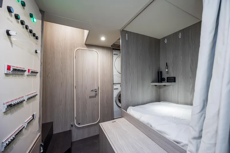 Slide: The Image of Azimut Fly 72 2021 - 85