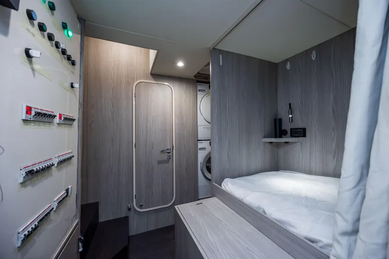 Slide: The Image of Azimut Fly 72 2021 - 86