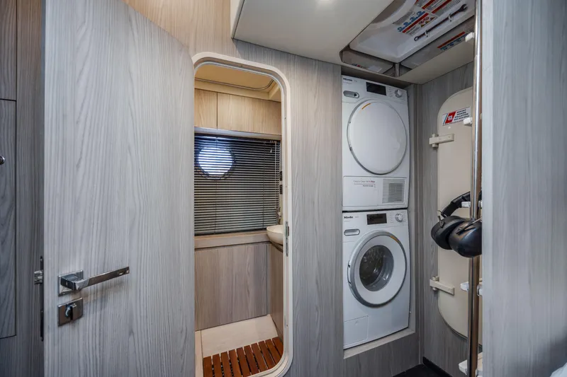 Slide: The Image of Azimut Fly 72 2021 - 87