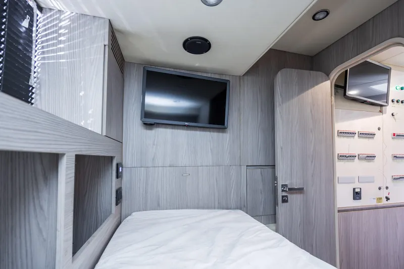 Slide: The Image of Azimut Fly 72 2021 - 92