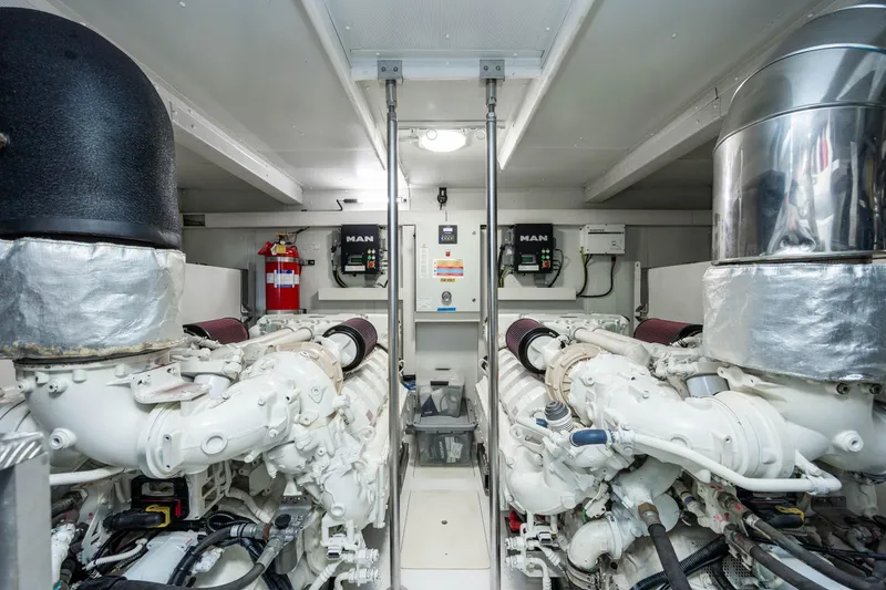 Slide: The Image of Azimut Fly 72 2021 - 99