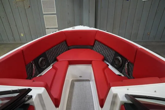 Slide: The Image of Four Winns H4 2025 - 10