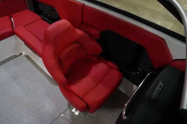 Slide: The Image of Four Winns H4 2025 - 12