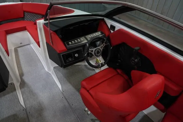 Slide: The Image of Four Winns H4 2025 - 15