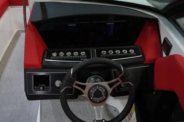 Slide: The Image of Four Winns H4 2025 - 16