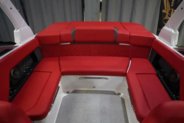 Slide: The Image of Four Winns H4 2025 - 18