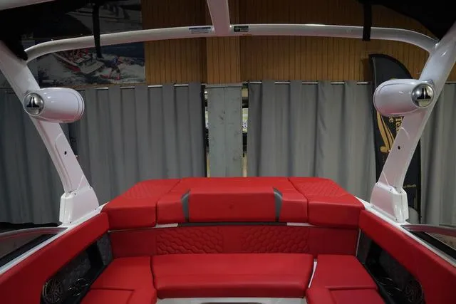 Slide: The Image of Four Winns H4 2025 - 19