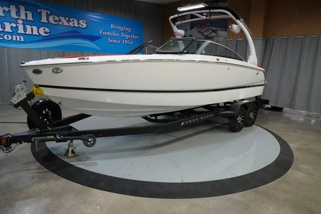 Slide: The Image of Four Winns H4 2025 - 2