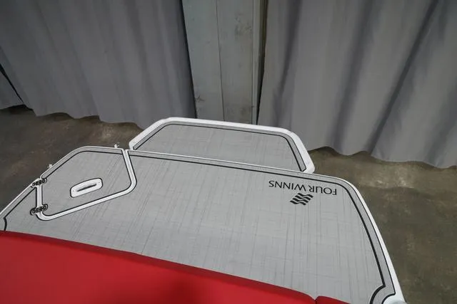 Slide: The Image of Four Winns H4 2025 - 22